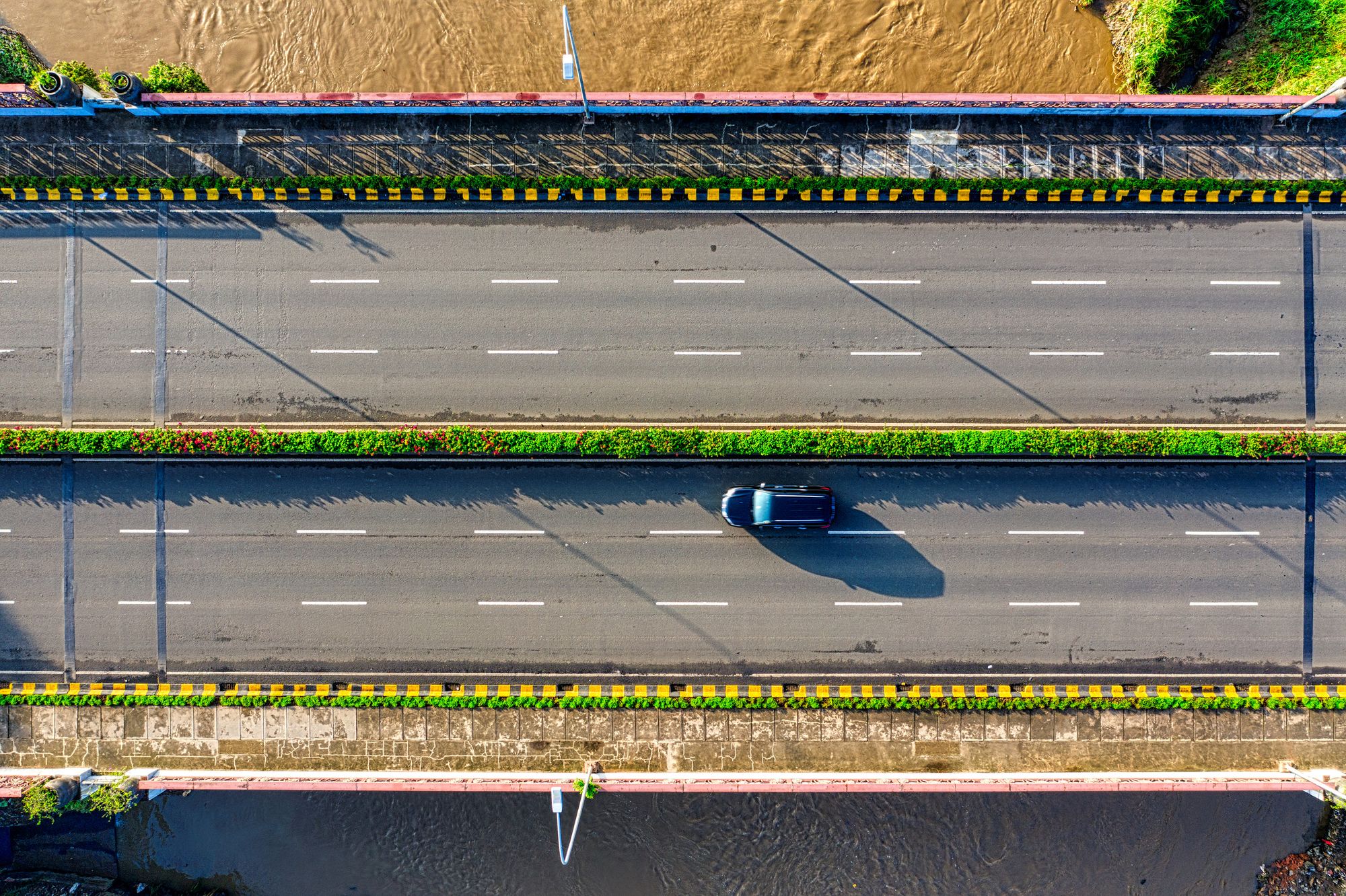 Auto van bovenaf op een snelweg