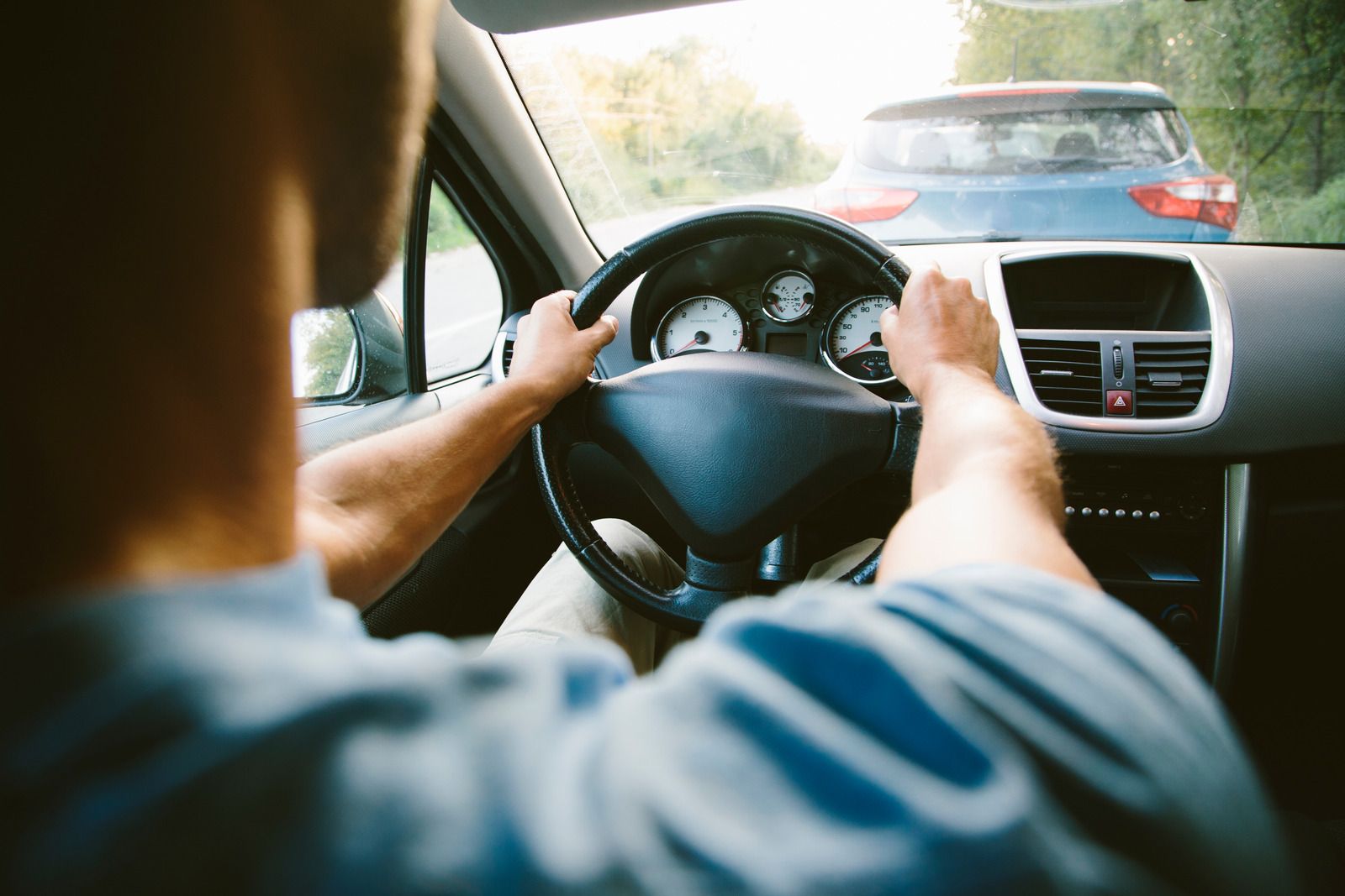 Chauffeur achter het stuur